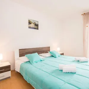 https://family-house-with-2-apartments-irma.pula-hotels.org